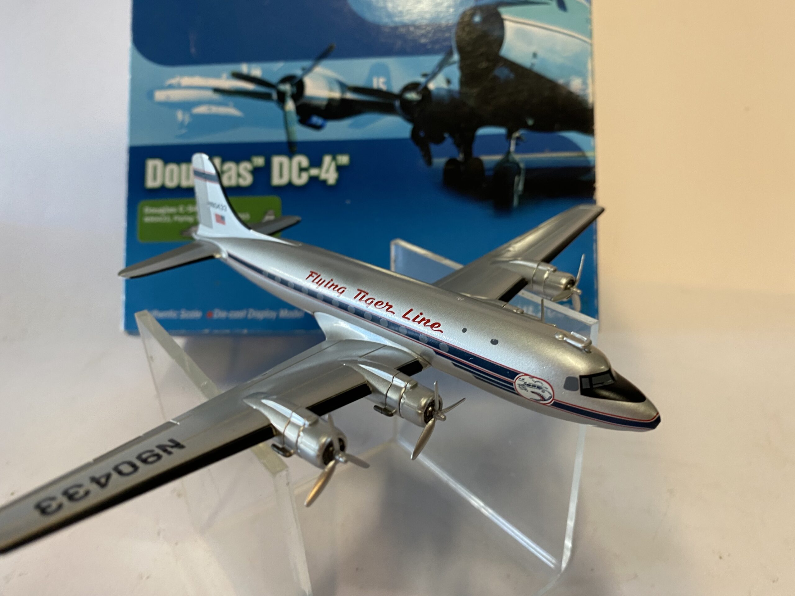 Hobby Master Douglas DC 4 